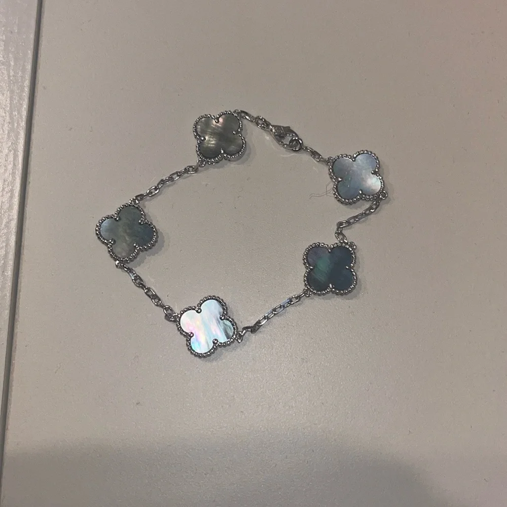 Fashion Clover Bracelet Grey Inspired - Picture 2 of 5